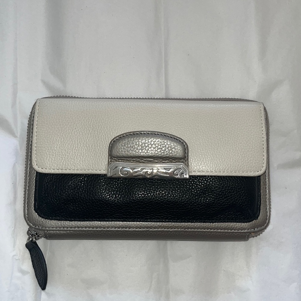 Brighton women’s wallet/purse comes with purse straps